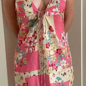 Sommarklänning i strl M - Superfin sommarklänning, helt oanvänd med lapparna kvar!