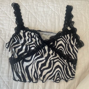 Shein linne  - Jättefint linne från SHEIN som är beställt i fel storlek. Aldrig använd men i storlek m. Helt i nyskick. 