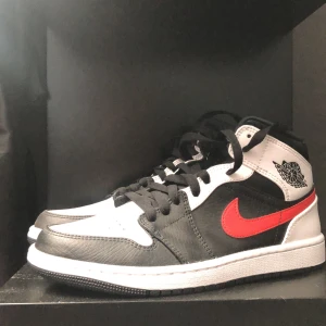 Jordan 1 Mid - Chile Red (EU:40) - Jordan 1 Mid - Chile Red (40) Skick: 10/10 (Aldrig använd)  Köpt på Zalando  