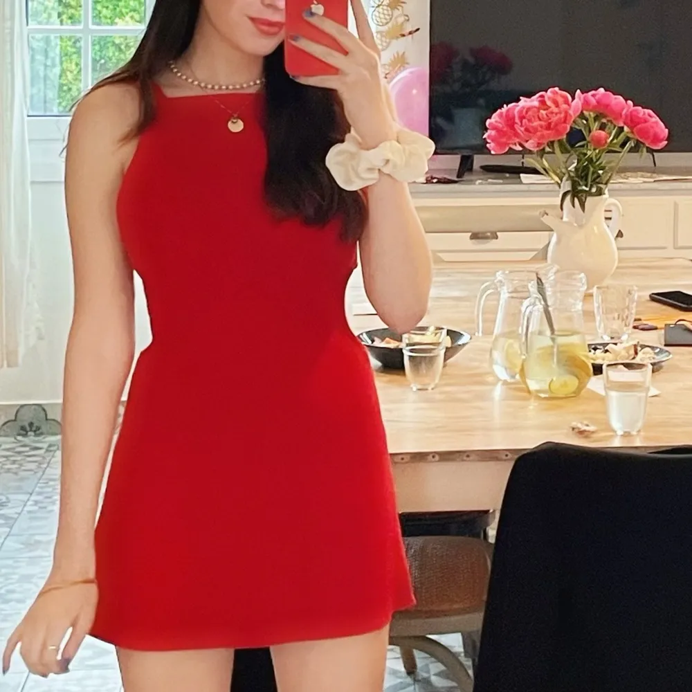 Jättefin röd klänning från zara med Cut out i ryggen :)storlek XS. Klänningar.