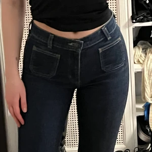 Vintage Wrangler bootcut jeana - Säljer min mammas vintage Wrangler jeans. Säljer då de tyvärr är för korta för mig som är 173cm. Jättefint skick, speciellt med tanke på hur gammal dem är. Står att de är 29-34 men skulle snarare säga 28-32. Då de är köpta för ungefär 30 år sen är det svårt för mig att sätta ett pris och det kan därför diskuteras. Skriv gärna vid frågor eller mer bilder😊