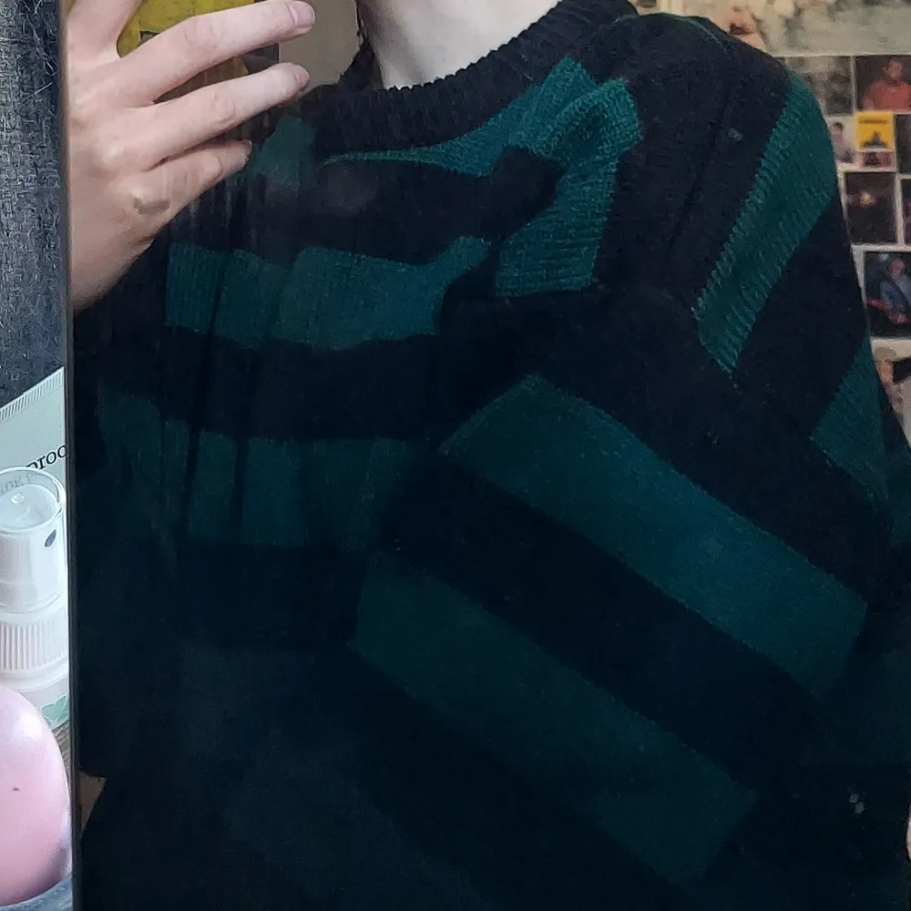 svart och grön-randig stickad sweater som ger tate langdon-vibes. stor och mysig, tjockt material. säljer pga har en annan jag gillar mer, denna är knappt använd alls. strl xxl men det är asiatiska storlekar.. Tröjor & Koftor.
