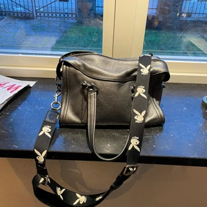 MARC JACOBS väska  - Supersnygg Marc Jacobs väska i silver läder med playboy axelband, kommer med ett vanligt svart band också. Väldigt rymlig och mycket bra skick. Nypris cirka 6000 kr. Väskan är cirka 2 år gammal men inte använd senaste året. 