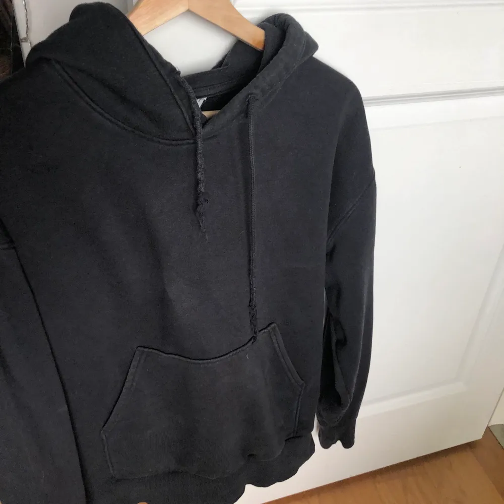 Weekday Hoodie som inte används längre. Rätt så bra skick och ganska oversized , hör av er vid intresse eller frågor. . Hoodies.