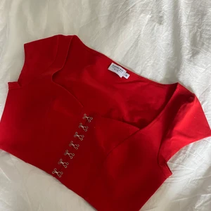 Röd Na-kd topp  - En röd topp från Na-kd med spänning i mitten. Aldrig använd 