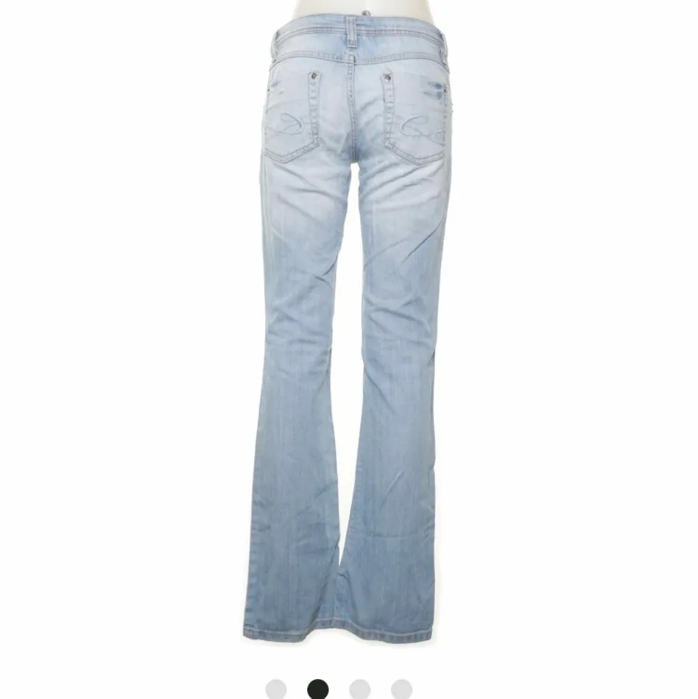 Sjukt snygga jeans i super skick, på mig som är ca 163-165 cm så sitter de prima på längden! Måtten finns på den tredje bilden . Jeans & Byxor.
