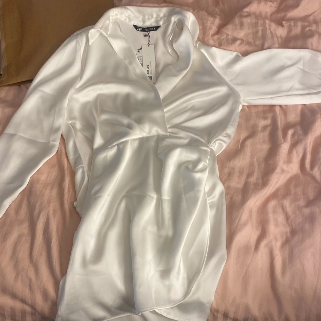 KORT KLÄNNING I SATIN vit: storlek M - 90