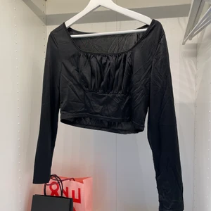 Fin topp  - En fin lite festligare topp från shein, aldrig använd då den va för liten för mig o 