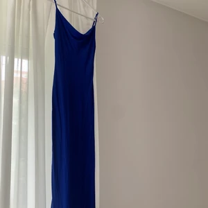 Blå klänning i satin från Bershka XS - INTRESSEKOLL - tänkte kolla om någon är intresserad av att köpa denna klänning från Bershka. Mindre slits på båda sidorna och snygg ”fallande” urringning. Använd en gång, inget slitage/fläckar. 