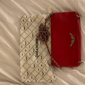 Zadig väska - Röd zadig väska i jätte fint skick med inga slitningar! Köpets för ca 1 års sedan!💞