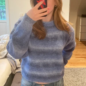 Stickad tröja H&M - Fin stickad tröja från H&M, jätteskönt material och bra passform.💘 Fint skick, nästan aldrig använd, därför den säljs!💞💞 Så fina färger på den! Skickas spårbart (51 kr). 