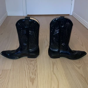 Läder Cowboy boots storlek 40-43 - Cowboy boots i äkta läder och i perfekt skick (pris kan diskuteras)