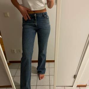 Midrise jeans från zara, nypris 359 kr. Aldrig använda💕 Jag är 180.  köpare står för frakt. 