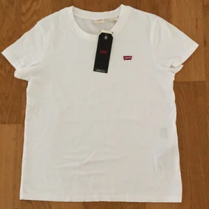 Levis t-shirt  - Helt ny oanvänd vit Levis dam t-shirt säljes pga felköp. (Inköpt på Carlings i december) Klassisk modell. 
