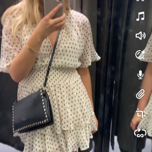 Prickig klänning  - Jättefin klänning från zara med volang. I storlek L men är som en M. Endast testad 🤎