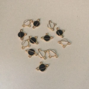 Planeter vita o svarta🤍🖤 1 kr st🪐 - Ingen e trasig eller så 😊