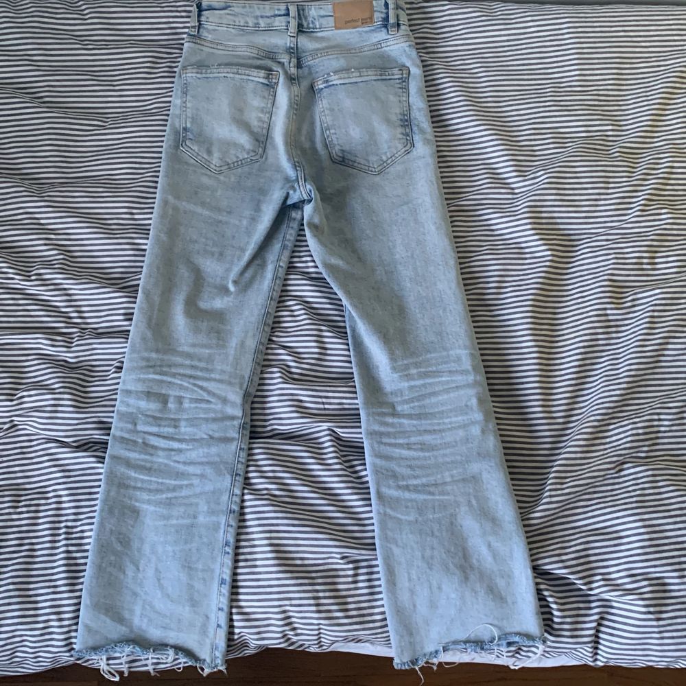 Säljer dessa högmidjade jeans från Gina Tricot i modellen Ylva kick Flare då de börjar bli för små för mig. De sitter halv tight på låren och mer löst ner mot smalbenen. Skriv privat för fler bilder eller frågor💕. Jeans & Byxor.