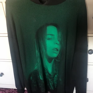 billie eilish hoodie - en svart och grön hoodie från bershka's collab med Billie Eilish. suuuuper oversized men ändå storlek small, skulle säga att den passa vem som helst, superfin och mysig.
