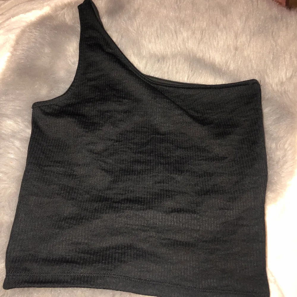 Jättefin svart one shoulder topp från Gina tricot, aldrig använd💕150kr+frakt. Toppar.