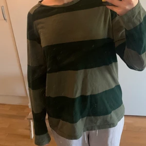 Grön randig tröja - En jättefin randig grön tröja💚🖤