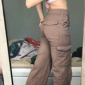 Cargo byxor - Ett par cargobyxor som jag endast använt en gång, säljer pga att jag beställde fel storlek. Köpte för 360 och säljer för 200kr + frakt!! Välj egen frakt och ni kan alltid fråga om mer bilder!