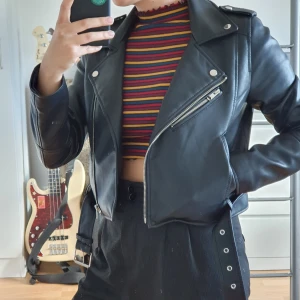 Skinnjacka - Jacka i läderimitation som inte längre passar mig. Nästan ny :o)