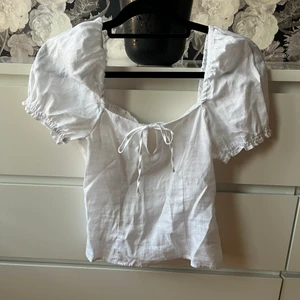 Söt linne topp - Knappt använd, köpt för två år sedan och har bara legat i garderoben! 