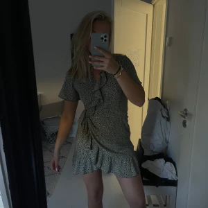 Grön prickig klänning - Söt klänning! Storlek S och jättefin! Aldrig använd💚