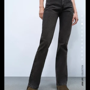 Zara - Säljer mina zara jeans straight mid rise i storlek 40 då de är för stora för mig. Knappt använda så de är i väldigt bra skick. 