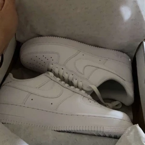 Air Forces 1’s helt nya  - har precis köpt ett par air forces helt nya storlek 44, då jag väljer och sälja dom för att det var fel storlek, original pris var ju då 1250kr men tänker att vi budar!