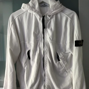 Stone island zip Hoodie  - Tja! Säljer min stone island junior zip hoodie då den är lite stor på mig! Det är storlek 170 men sitter lite större passar säkert upp till 180🙌
