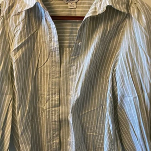 Grön skjorta  - Säljer min grönvita skjorta från Monki för endast 100 kr. Knappt använd. Köpare står för frakt.