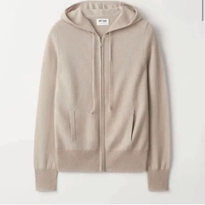 Beige Soft Goat  - Lägger upp igen pga oseriös köpare. Jag säljer denna populära och eftertraktade zip up hoodie från soft goat i färgen beige. Denna är alldeles perfekt för en kallare sommarkväll men ljuvligt tyg och vacker färg. Jag köpte denna för 4 månader sedan i soft goats egna butik i Stockholm för 2095 och jag säljer den för 1300! Den är i ett strechigt kashmir material så skulle så skulle säga att den passar 32-38. Den är i ett nytt skick och använd 3 gånger. Kom privat för frågor eller bud!😘