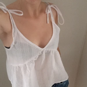 Vit somrigt topp - Vit sommrig top från Dazy, oanvänd. Möts upp i sthlm.