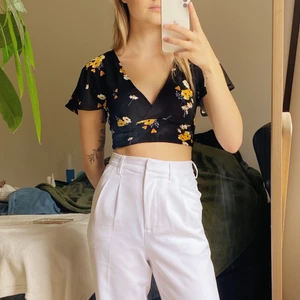 Topp - Topp ifrån hm med blommor mäster i gul! Jättefin topp jag jag tyvärr inte använder längre… den är öppen i ryggen med knyte! Perfekt till sommaren 