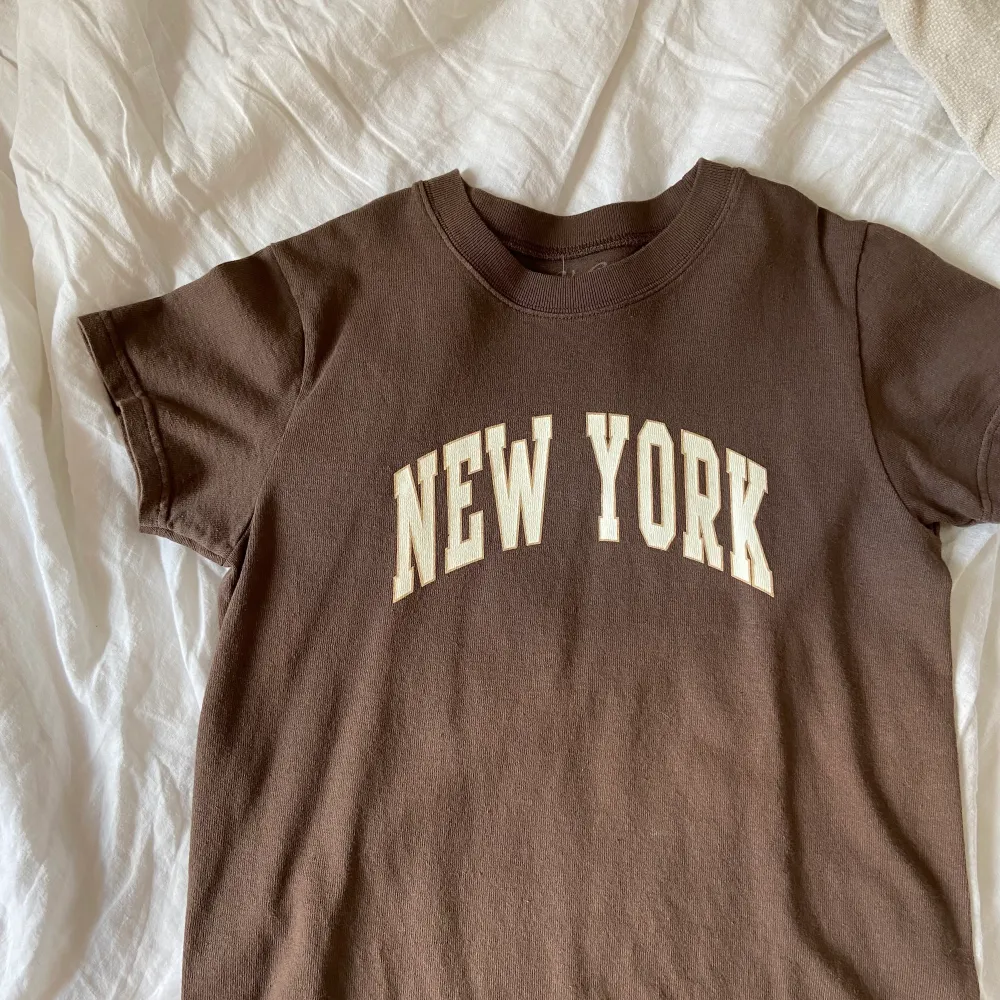 T-shirt från brandy Melville. Hör av dig vid intresse eller frågor 🫶🏼. T-shirts.