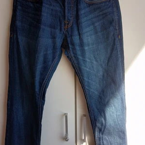 Mörk blå jeans strl: 30/32 - Regular fit/clark jeans köpt från Jack & Jones, storlek 30/32. Använd bara fåtal gånger 
