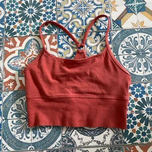 tränings topp - träningstopp från asos! Endast använd en gång och fungerar bra utan sport bh!