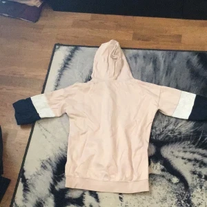 Hoodie - San Diego rosa, mörkblå ; vit  