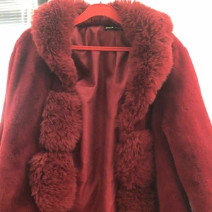 Röd jacka  - Knappt använd, jättefin!!