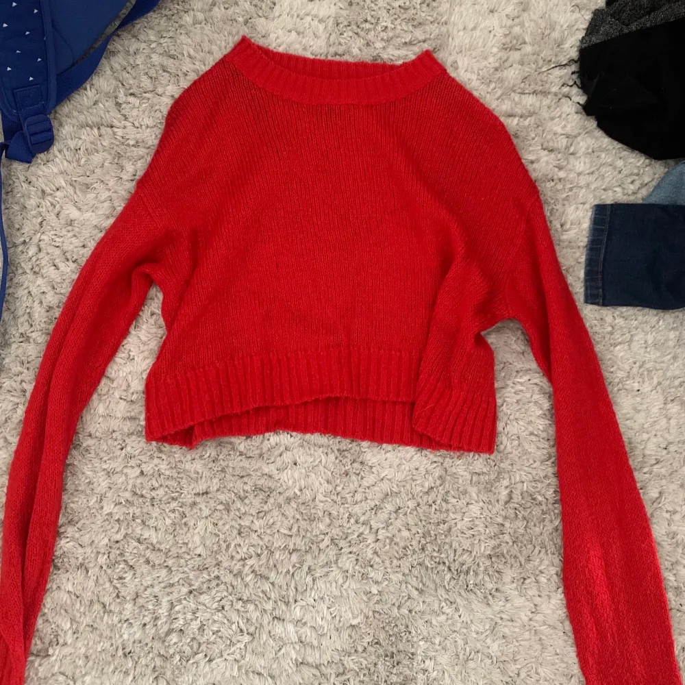 Säljer stickat röd tröja ifrån HM🫶🏼 den är i väldigt bra skick . Tröjor & Koftor.