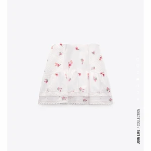 Blommig zara kjol  - Så drömig Zara kjol som är perfekt till midsommar eller bara som en super sommrig kjol. Den är storleken xs men jag skulle säga att den är lite stor i storleken. Använd 1 gång!