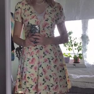 Blommig miniklänning - Wrapklänning från bikbok med blommigt mönster