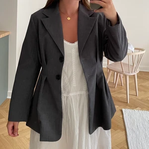 Kavaj - Helt otroligt snygg figursydd grå kavaj!!! Passar verkligen till allt och man kan båda klä upp och klä ner! Endast använd en gång 