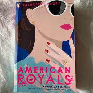 Jag säljer min kopia av American Royals då den bara tar upp plats och jag redan läst. Boken är rosa på sidorna och smått sliten på bokryggen. 