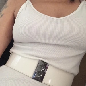 Skärp från h&m - Ett vitt och ett svart midjeskärp från h&m i lackstil. Säljer båda för 50 spänn totalt. Mycket gott skick. Resår i ryggen. Stl S.