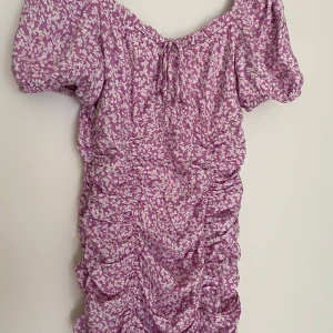 Somrig klänning - Rosa klänning från Only i storlek M   Aldrig använd, köptes 2021. 