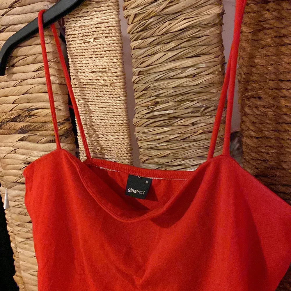 Rött ginatricot linne i storlek M men är liten i storleken så passar S med, används aldrig längre därav säljer jag. Toppar.
