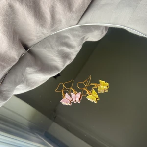 Örhängen  - Finns i färgerna gul, rosa,vit,blå och svart. Nickelfria. Frakt 12kr 