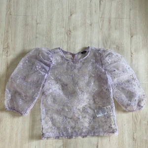 Lila Blus - Helt Oanvänd. 